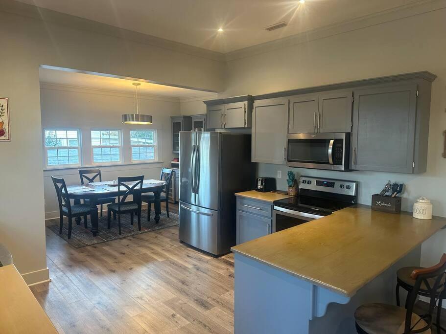 Local With A Side Of Cozy Apartment Enterprise Exterior foto