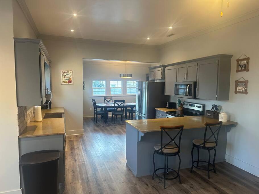 Local With A Side Of Cozy Apartment Enterprise Exterior foto