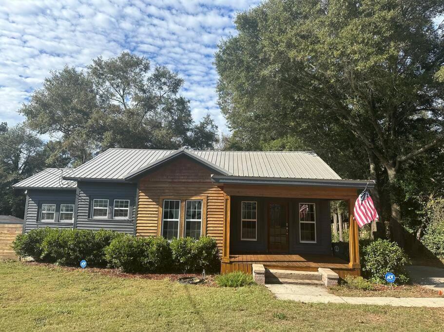 Local With A Side Of Cozy Apartment Enterprise Exterior foto